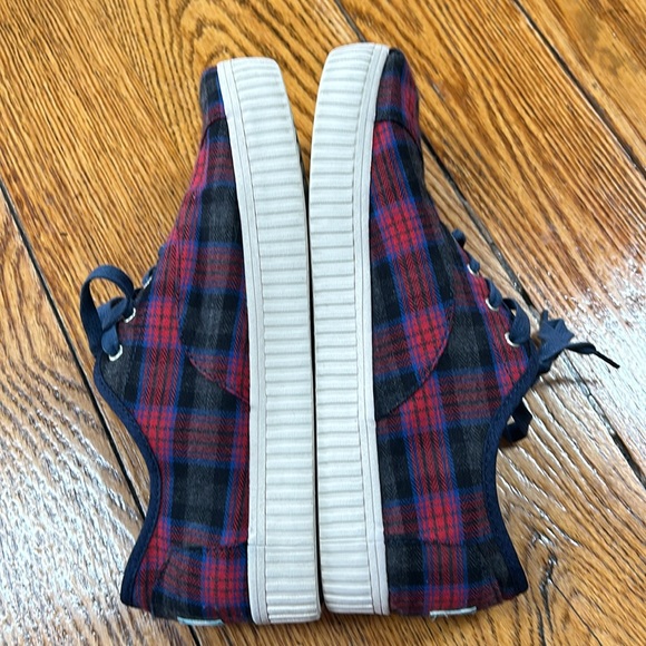 Toms brand red and blue plaid fabric sneakers. Women’s Size 9.  Great condition - Picture 4 of 11